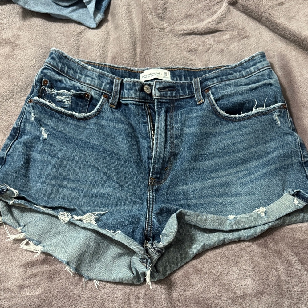 Abercrombie High rise Mom short